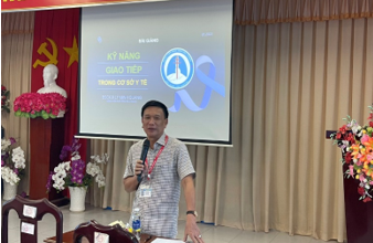 BSCK.II. Lý Minh Quang, Phó Giám đốc Bệnh viện Phổi tỉnh hướng dẫn các nội dung cho các cán bộ y tế tại Bệnh viện. Ảnh: Đà Ra