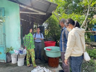 Đoàn giám sát công tác truyền thông phòng, chống dịch sốt xuất huyết của địa phương tại xã Vị Thủy, huyện Vị Thủy. Ảnh: Hoàng Khang.
