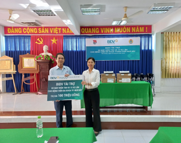 Bà Nguyễn Thị Lan Phương (bìa phải), Phó Giám Đốc Chi nhánh BIDV Hậu Giang trao quà tài trợ cho ông Huỳnh Văn Huân, Giám Đốc Bệnh viện ĐKTP Ngã Bảy.