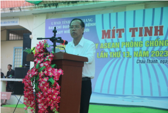 Ông Đỗ Phát Hưng, Phó Giám đốc Sở Y tế, kêu gọi mọi người dân tham gia hoạt động tổng vệ sinh môi trường, chủ động phòng, chống dịch với khẩu hiệu “Không có lăng quăng, không có sốt xuất huyết”. ẢNH BÍCH THIỆN