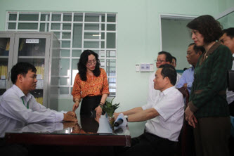 Ông Trần Lưu Quang, Phó Thủ tướng Chính phủ, thăm hỏi tình hình làm việc của nhân viên Trung tâm Y tế thành phố Ngã Bảy.