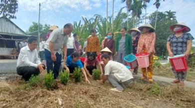 Hội LHPN huyện Phụng Hiệp và Trung tâm Y tế huyện Phụng Hiệp cùng chính quyền địa phương xã và người dân ấp Phương Hòa trồng bông trang.