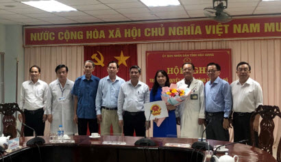 Ông Đồng Văn Thanh (giữa), Phó Bí thư Tỉnh ủy, Chủ tịch UBND tỉnh, đã trao quyết định cho bà Võ Thị Trúc Phưa.