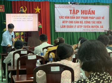 Ông Nguyễn Vĩnh Sơn, Chi cục phó Chi cục An toàn vệ sinh thực phẩm tỉnh hướng dẫn các nội dung về ATTP tại lớp tập huấn.