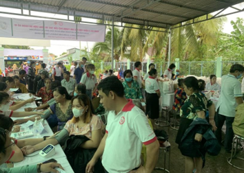 Quang cảnh Đoàn khám chữa bệnh nhân đạo tại trạm Y tế xã Trường Long A.