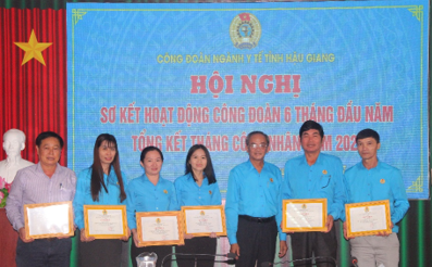 Ông Nguyễn Thanh Giang, Phó Bí thư Đảng ủy, Phó Giám đốc Sở Y tế, Chủ tịch Công đoàn Ngành Y tế trao giấy khen cho các tập thể đạt thành tích xuất sắc trong Tháng Công nhân.
