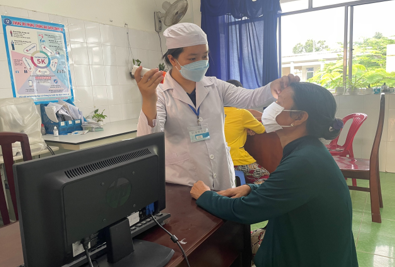 Bác sĩ Nguyễn Thị Thảo Nguyên (TTYT huyện Vị Thuỷ) đang khám mắt cho  bệnh nhân.