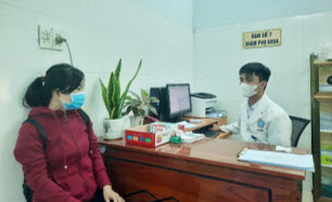 Bác sĩ Bệnh viện Sản Nhi tư vấn chăm sóc sức khỏe sinh sản cho nữ viên chức.