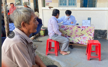 Quang cảnh buổi khám sức khoẻ cho người cao tuổi tại xã Vĩnh Tường.