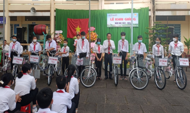 Ông Nguyễn Thanh Tùng (giữa), Giám đốc Sở Y tế tỉnh tặng xe đạp cho học sinh.