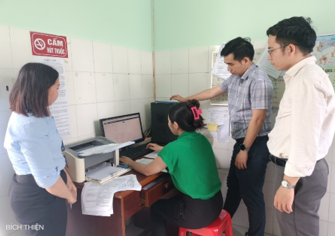Đoàn công tác giám sát tại Phòng khám Đa khoa khu vực xã Vị Thanh. Ảnh (Bích Thiện)