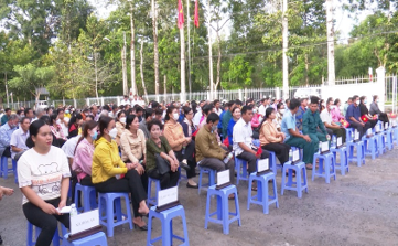 Đông đảo đại biểu và người dân đến tham dự Lễ phát động ra quân thực hiện Chiến dịch.
