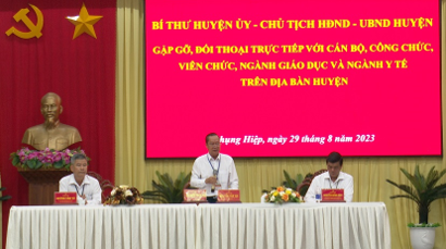 Ông Nguyễn Văn Vui, Ủy viên BCH Đảng bộ tỉnh, Bí thư Huyện ủy Phụng Hiệp giải đáp những ý kiến, kiến nghị của cán bộ, công chức, viên chức đặt ra tại buổi đối thoại.