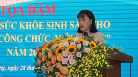 Bà Hồ Thu Ánh, Phó Chủ tịch UBND, Trưởng Ban Vì sự tiến bộ phụ nữ tỉnh, Trưởng Ban Chỉ đạo Dân số và Phát triển tỉnh phát biểu tại Tọa đàm.  Ảnh Bích Thiện