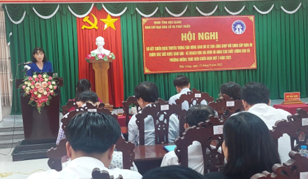 Bà Hồ Thu Ánh, Phó Chủ tịch UBND tỉnh, Trưởng Ban Chỉ đạo Dân số và Phát triển tỉnh, phát biểu tại hội nghị. Ảnh Hồng Diễm.