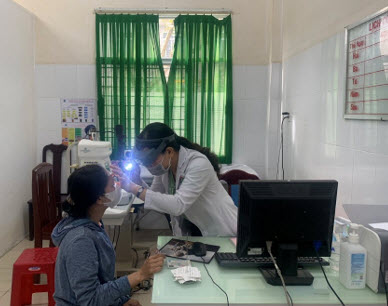 Bệnh nhân khám bệnh đau mắt đỏ tại TTYT huyện Phụng Hiệp.