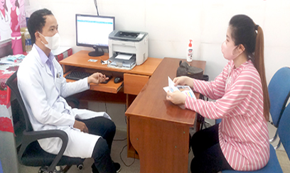 Bác sĩ tư vấn dinh dưỡng cho thai phụ tại Bệnh viện Sản Nhi tỉnh.