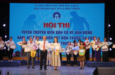 Ông Nguyễn Thanh Giang, Phó Giám đốc Sở Y tế, trao giải nhất cho đại diện đơn vị huyện Vị Thủy.