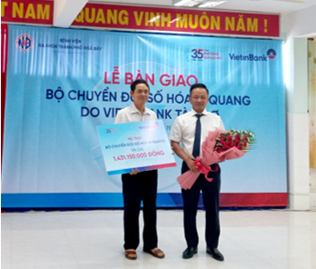 Ông Huỳnh Văn Huân, Giám đốc BVĐK thành phố Ngã Bảy nhận thiết bị  tài trợ từ Ngân hàng Vietinbank.