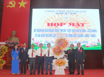 Lãnh đạo tỉnh tặng hoa chúc mừng ngành y tế Hậu Giang nhân kỷ niệm Ngày Thầy thuốc Việt Nam.