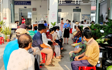 Khám sức khỏe và truyền thông phòng chống một số bệnh thường gặp ở người cao tuổi tại Trạm Y tế xã Phú Tân.